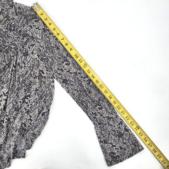 Free People Modern Blouse Size Extra Small XS Snakeskin Print  Black Ivory White - Picture 7 of 10